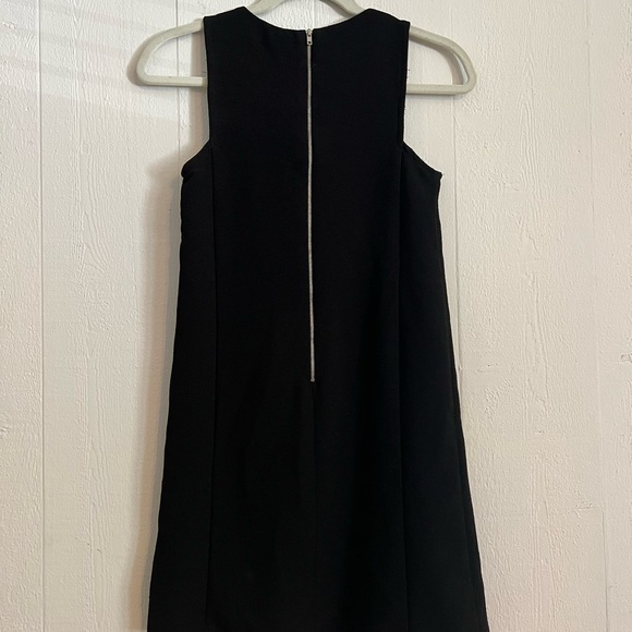 Straight zipper dress in black with racer back cut - Picture 2 of 2